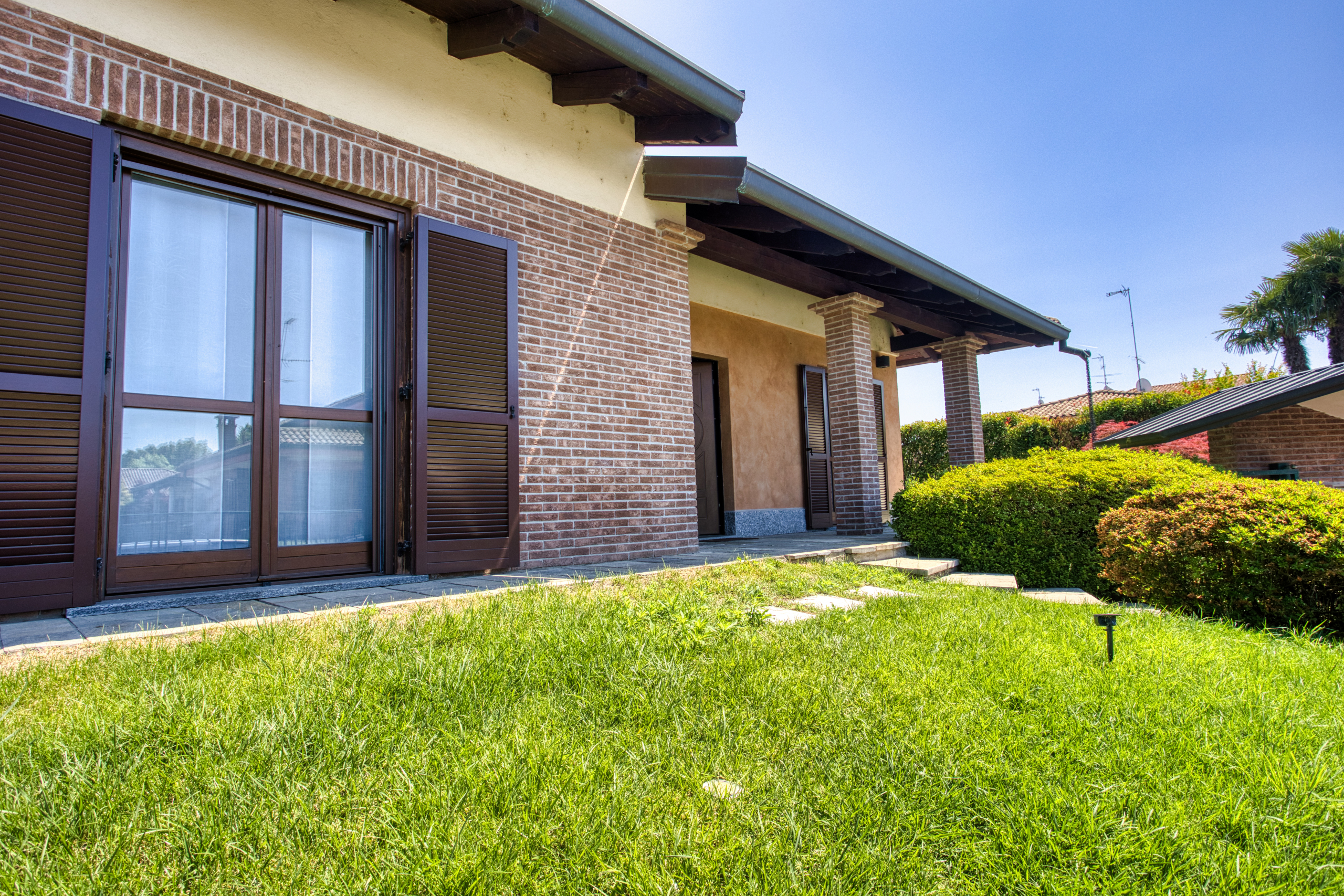 Moderna Villa Unifamiliare in Vendita a Olengo, Novara