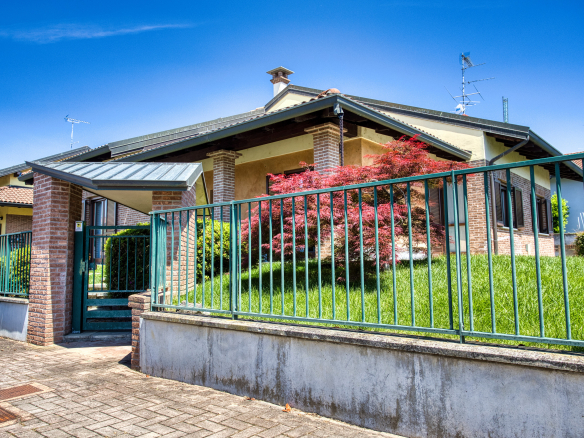 Moderna Villa Unifamiliare in Vendita a Olengo, Novara